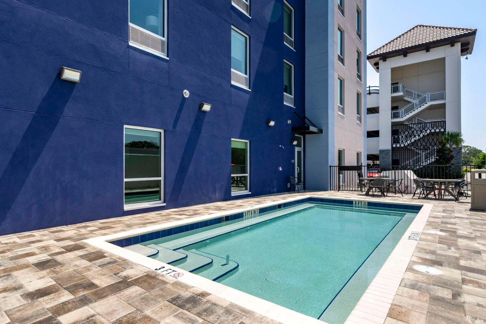 Comfort Inn & Suites New Port Richey Downtown District Exterior photo